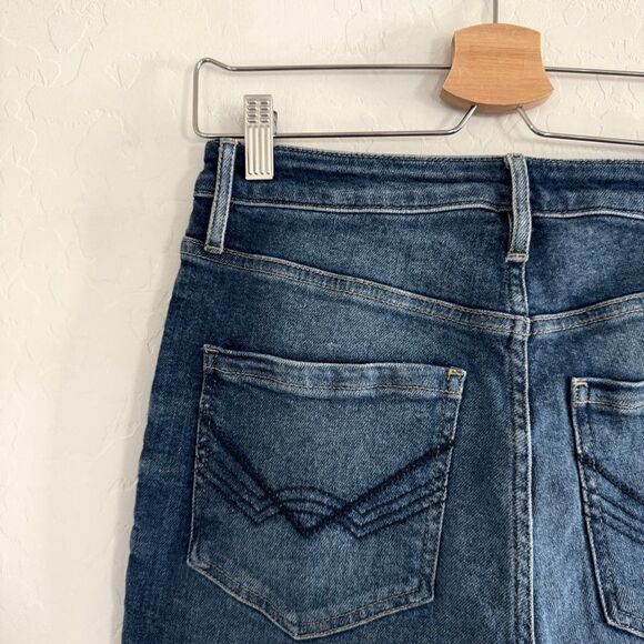 Idyllwind Straight Leg Distressed Jeans in Going Places Dark Medium Wash Size 8 - Picture 8 of 15